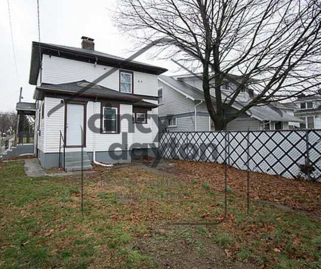 Building Photo - 3925 E 3rd St