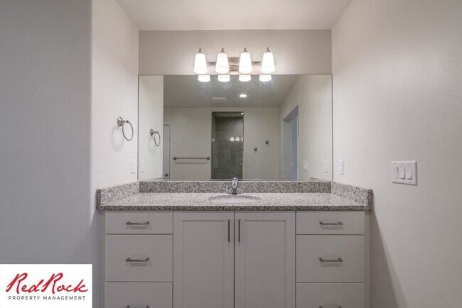 Building Photo - Modern Townhome in Desirable Hurricane Hei...