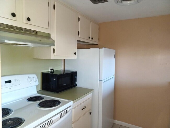 Building Photo - 2525 W Bay Dr