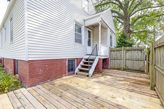 Building Photo - 3BR Cottage with Large Backyard, Garage and a Basement!