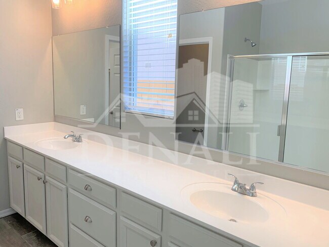 Building Photo - 334 N 79th Pl