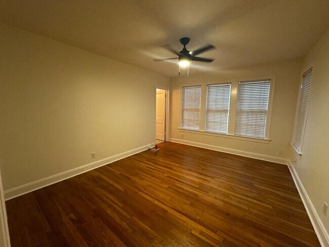 Building Photo - Tarrytown!!! - super location  3 bed, 2 ba...