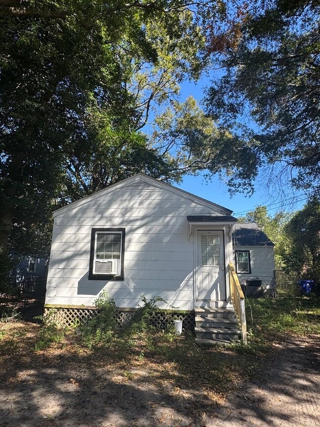 Building Photo - Charming Park Circle Bungalow