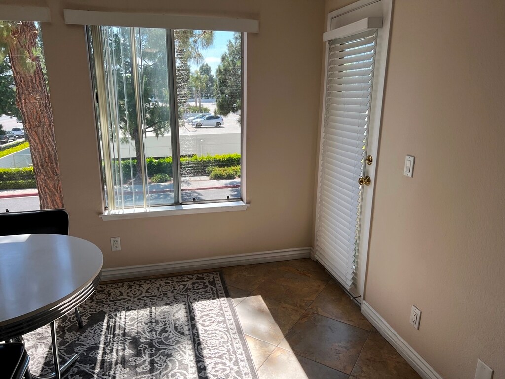 Building Photo - 8889 Caminito Plaza Centro