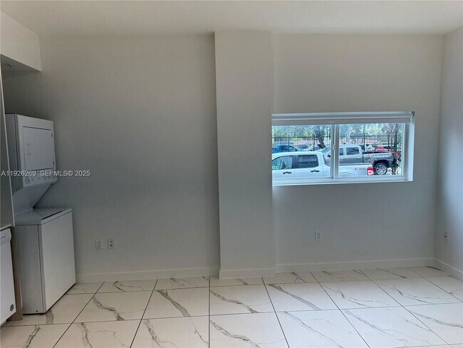 Building Photo - 420 SW 7th Ave