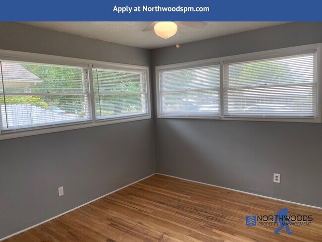 Building Photo - 3 Bedroom Charming House, located on quiet street off cul-de-sac.
