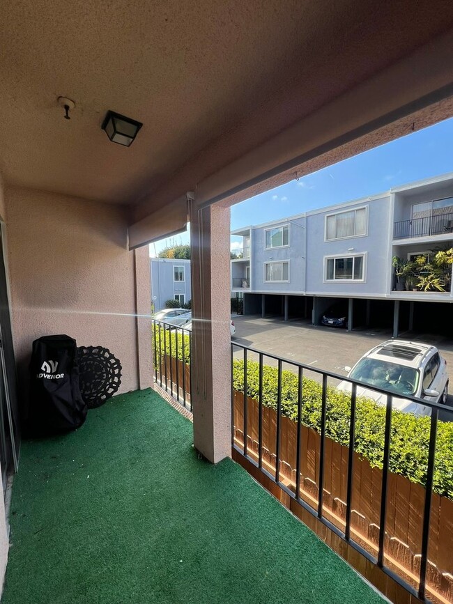 Building Photo - 2 Bedroom Condo in Pacific Beach