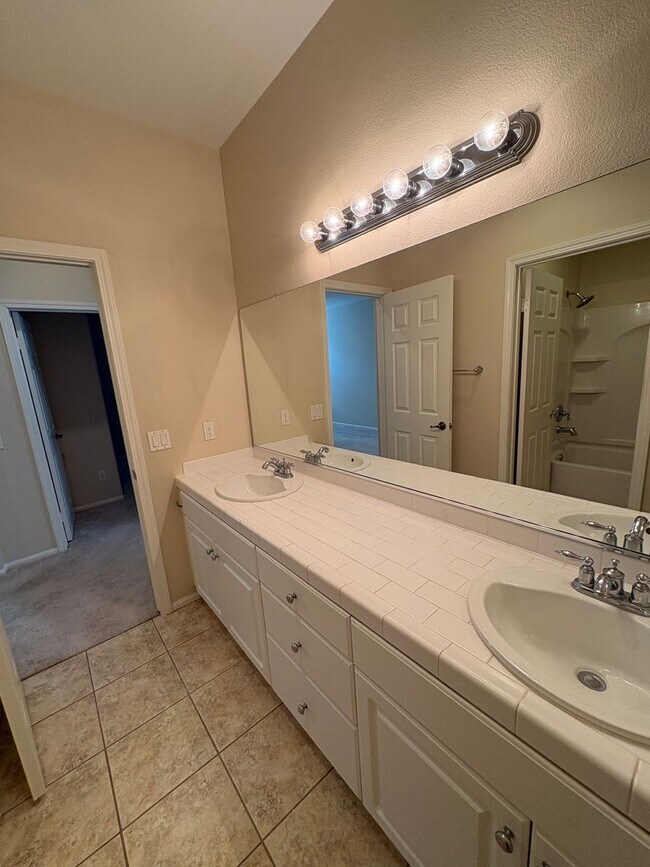 Building Photo - Spacious Townhome in Ventura!