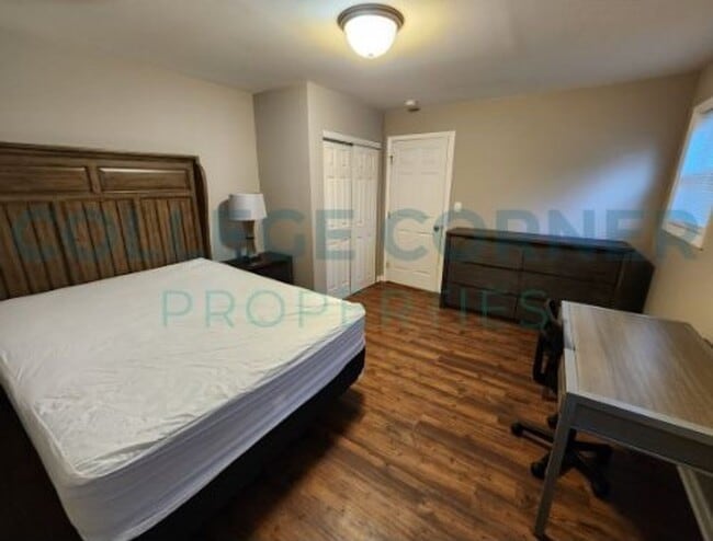 Building Photo - 639 S Poplar St