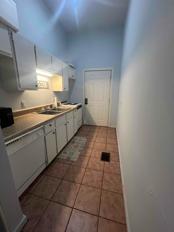 Primary Photo - 320 W Hall St
