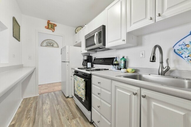 Building Photo - 6 Whittier Pl