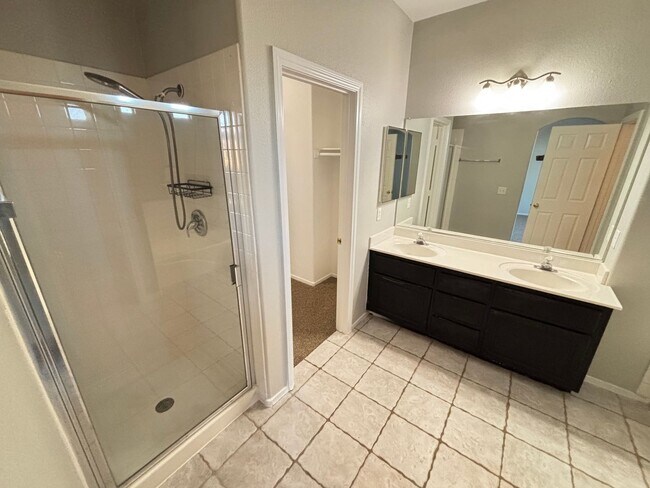Building Photo - Spacious 3Bed/3Bath Two Story Home Located...