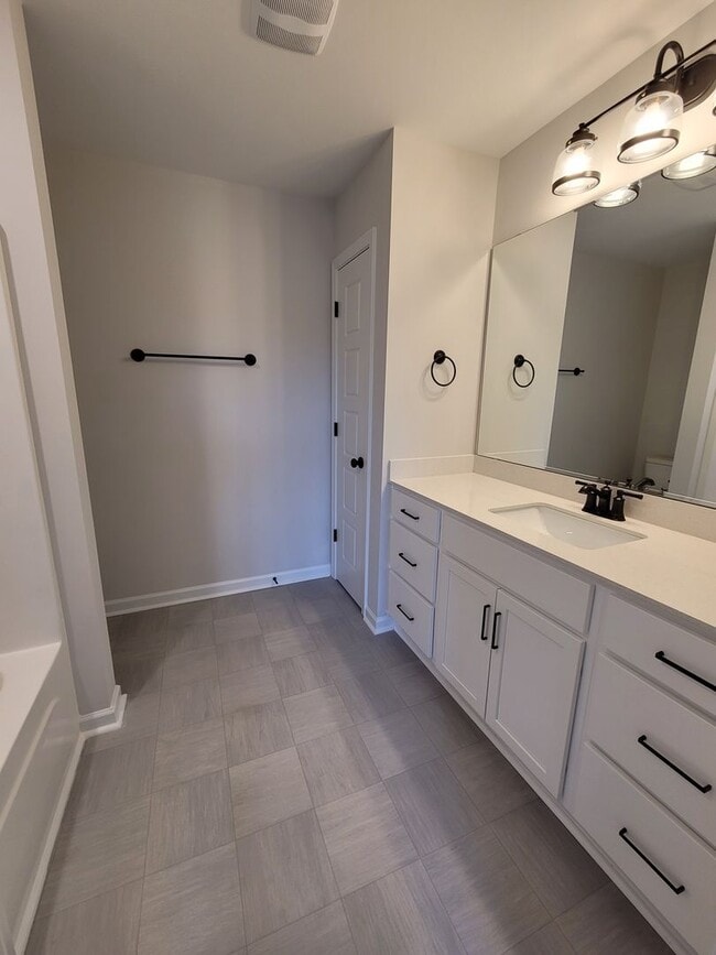 Building Photo - Modern townhome in beautiful Mallory Creek Subdivision