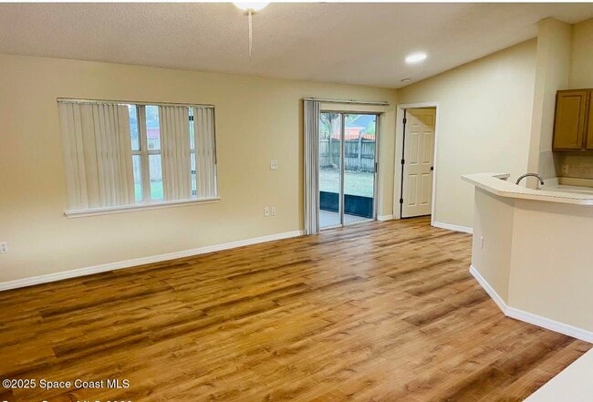 Building Photo - 2117 Buescher Hill St