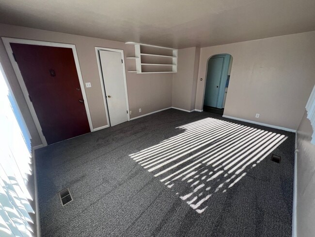 Building Photo - Mount Vernon 2 Bedroom with Parking Garage.