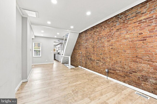Building Photo - 2307 N Mascher St