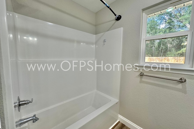 Building Photo - AVAILABLE NOW! 3/2 in Milton!