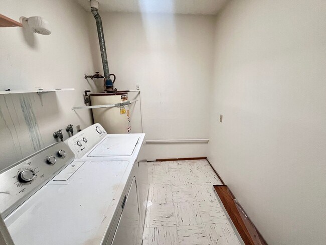 Building Photo - Charming 2-bedroom, 1-bath duplex with a yard