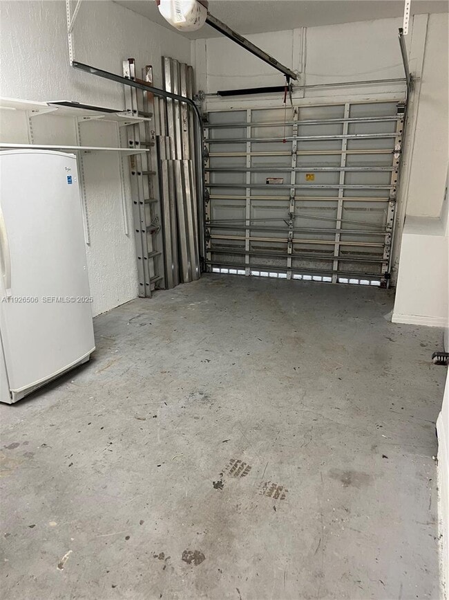 Building Photo - 11383 Lakeview Dr