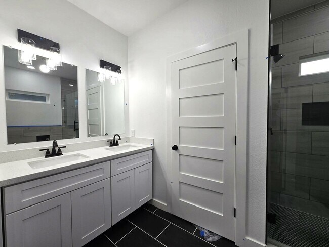 Building Photo - 14811 Wallach Dr