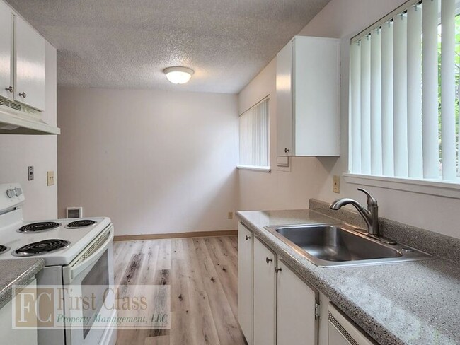 Building Photo - 3618 SW Beaverton Hillsdale Hwy