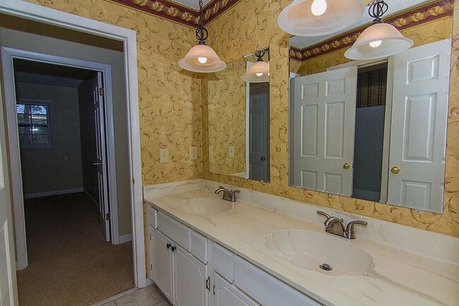 Building Photo - Spacious 3-Bedroom, 2-Bath Condo Available!