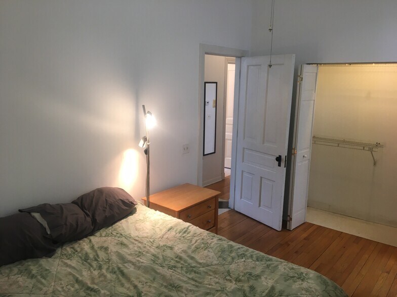 Bedrooms are 14' x 9' - 1545 Barry W Ave