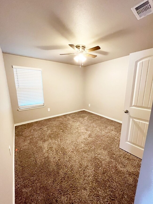 Building Photo - Half off deposit for OCTOBER