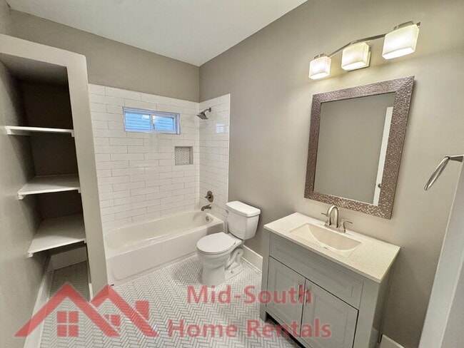 Building Photo - 1046 Tanglewood St