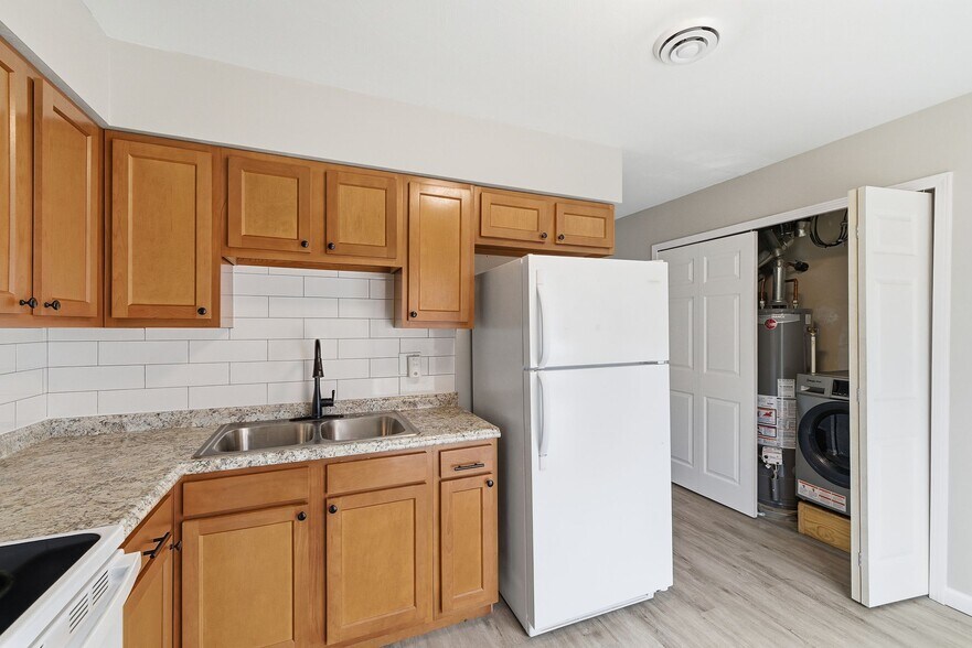 Building Photo - 84 Lasalle St