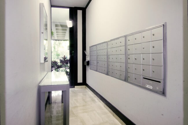 Building Photo - 2450 Presidential Way