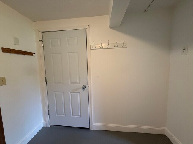 Building Photo - 158 Tina Dr