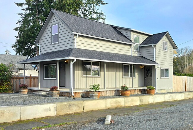 Building Photo - Newly Remodeled 2 Bedroom 1 Bath in Granit...