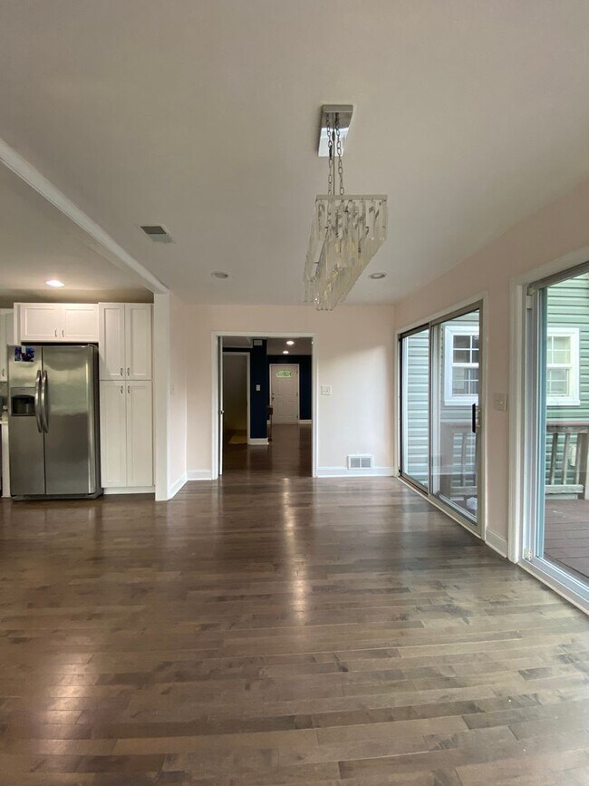 Building Photo - Spacious 5Bed/3.5Bath Townhome in Prime To...