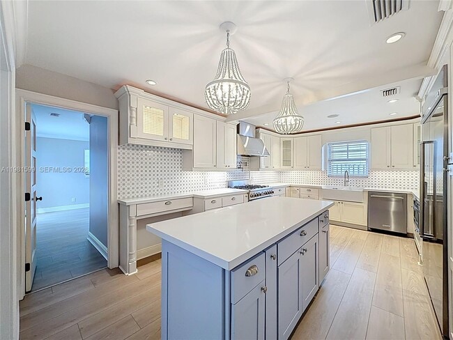 Building Photo - 2533 NE 21st Terrace