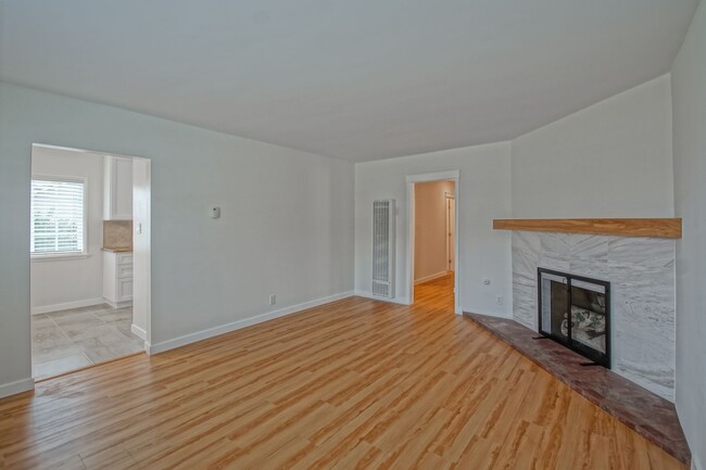 Building Photo - Completely Remodeled, Bright & Airy, 2BR1....