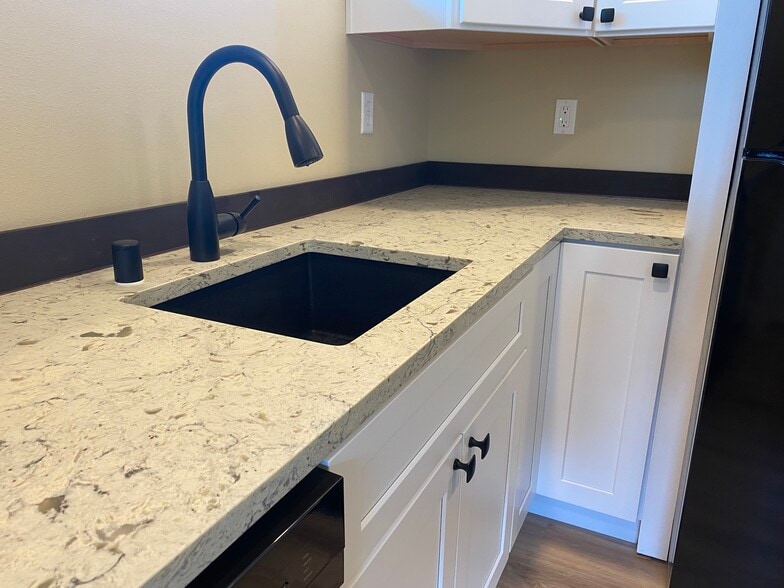 Quartz Countertops - 1704 Eagles Nest Pl SE