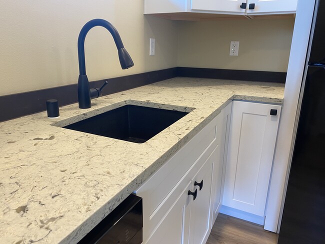 Quartz Countertops - 1704 Eagles Nest Pl SE