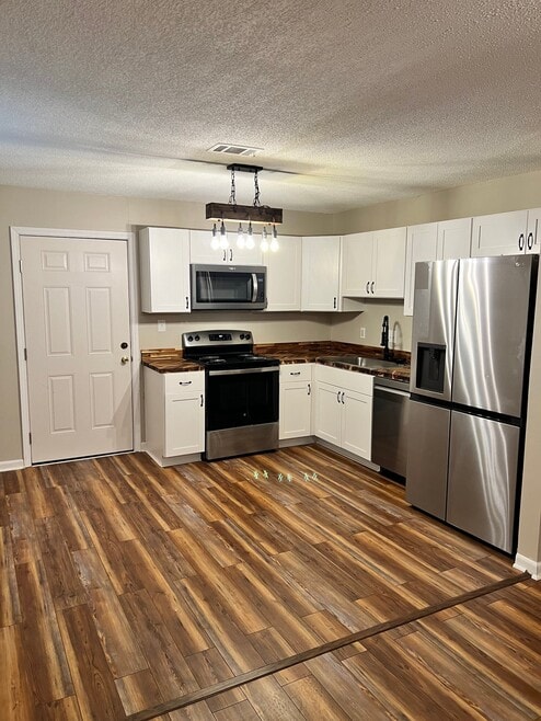 Building Photo - 706 Shady Ln Dr