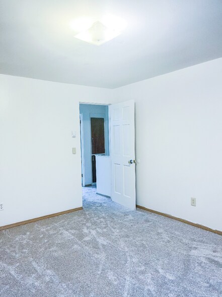 Building Photo - 441 Park Ave N