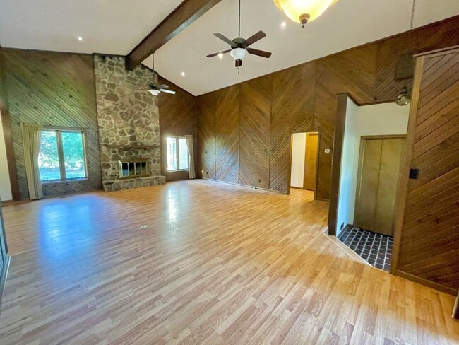 Building Photo - Large 3 bed / 2 bath Available Now!