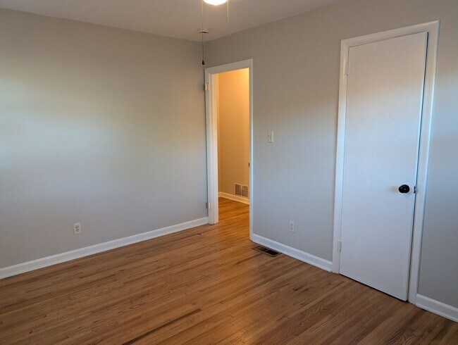 Building Photo - Cozy Ranch Style home located in the Matthews Park community.