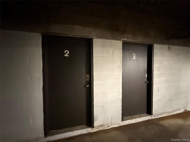 Building Photo - 130 S Middle Neck Rd