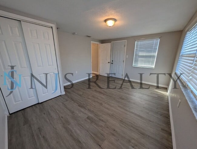 Building Photo - 3/1/1, 1136 Sq. Ft., updated kitchen & bath, fenced in yard, WINE fridge!!