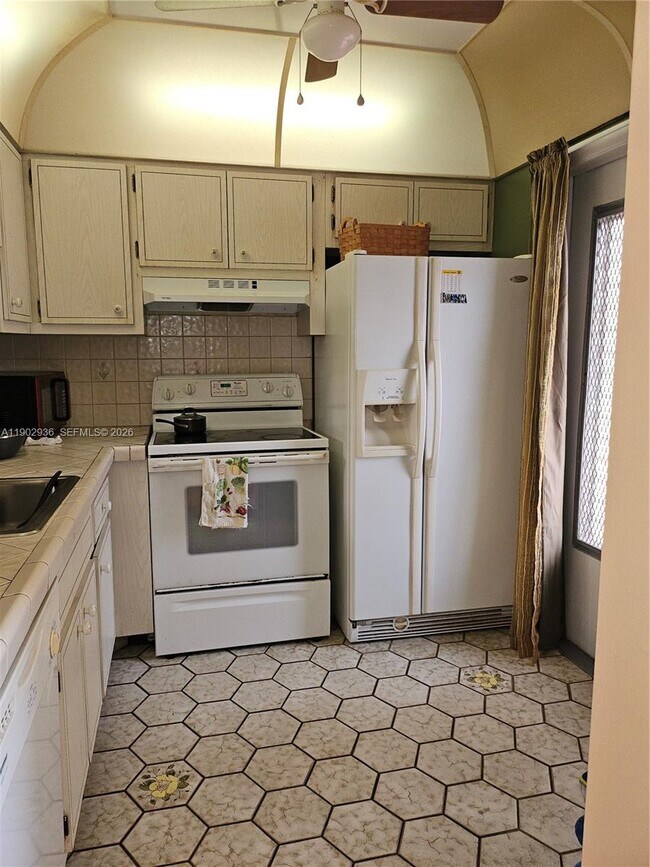 Building Photo - 5121 W Oakland Park Blvd