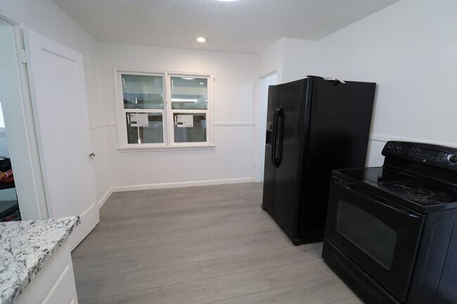 Building Photo - Reduced price