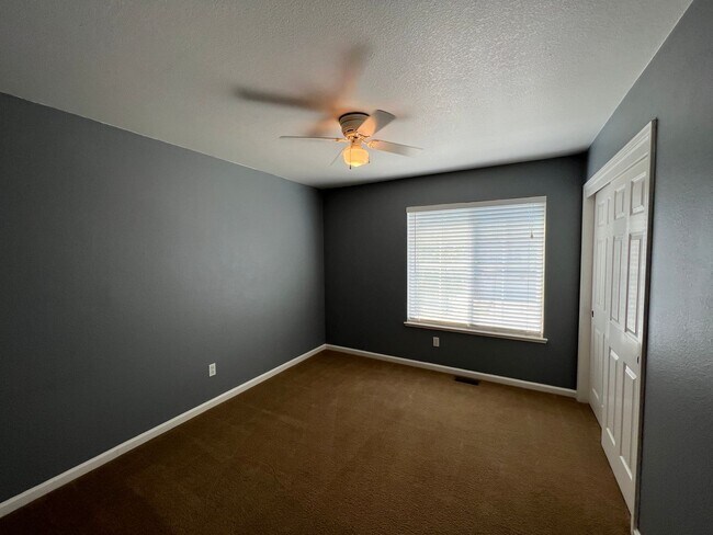 Building Photo - Large 4 bedroom located on a well maintained court!