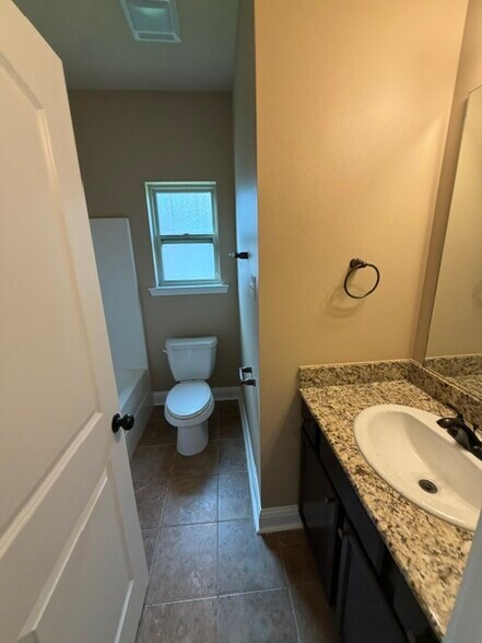Building Photo - 16842 Glenwood Springs Dr