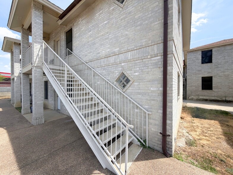 Building Photo - 513 Shiloh Dr