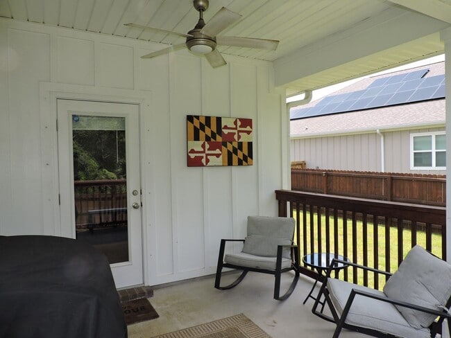 Building Photo - Easy access to shopping, interstate & Navy...